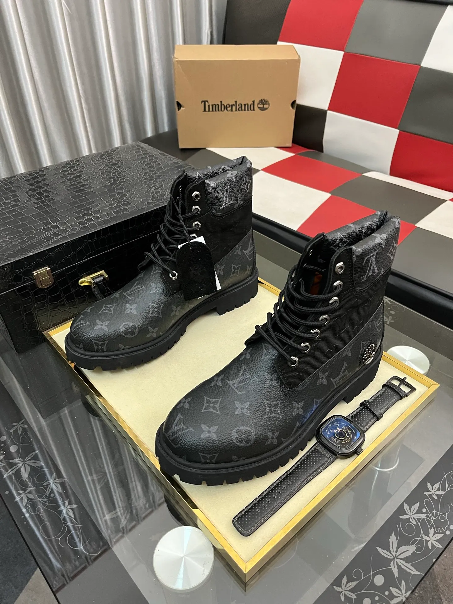 Ex-factory price: 458⌚️⌚️LV x Timberland Timberland joint model Presbyopia Embossed Rhubarb Boots Ankle Boots Short Boots LV x Timberland ankle boots are made of Monogram embossed waterproof nubuck cow leather, relying on the brand's exquisite craftsmanship to carefully reshape the classic Timberland 6-inch boot shape in Italy, with an eye-catching American workwear style. Created by Pharrell Williams 2025 autumn and winter menswear show. Monogram embossed tongue, original Timberland laces and outsole are exquisite details, and the leather label expresses the cooperation logo. Exquisite packaging at the delivery counter🛍📦 ▪️Material: Original customized imported first-layer cowhide ▪️Inner lining: Original customized leather lining/mesh lining ▪️Outsole: Original molded rubber material ▪️Sole thickness: 3.5CM ▪️Size: 38-44